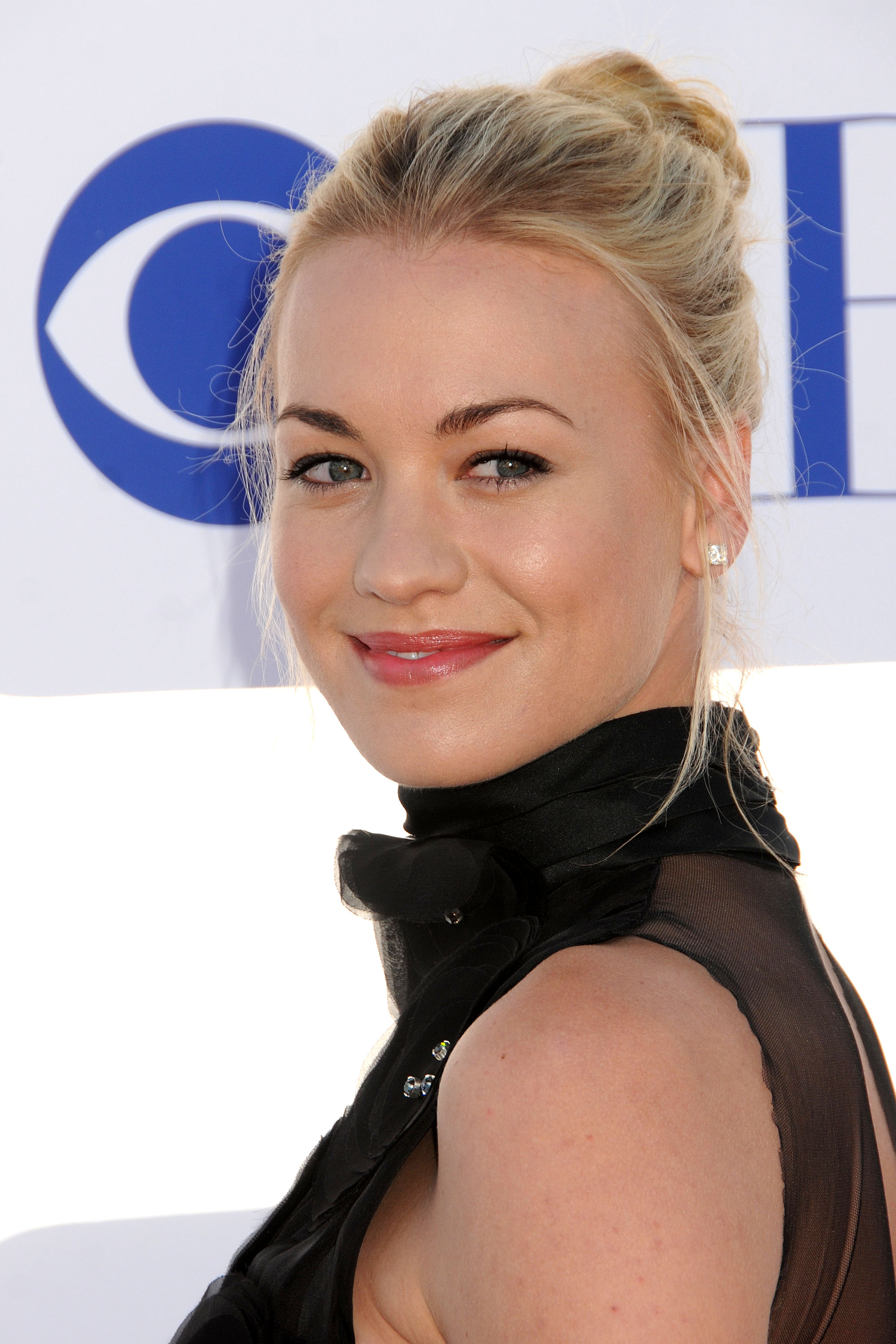yvonne strzechowski/strahovski